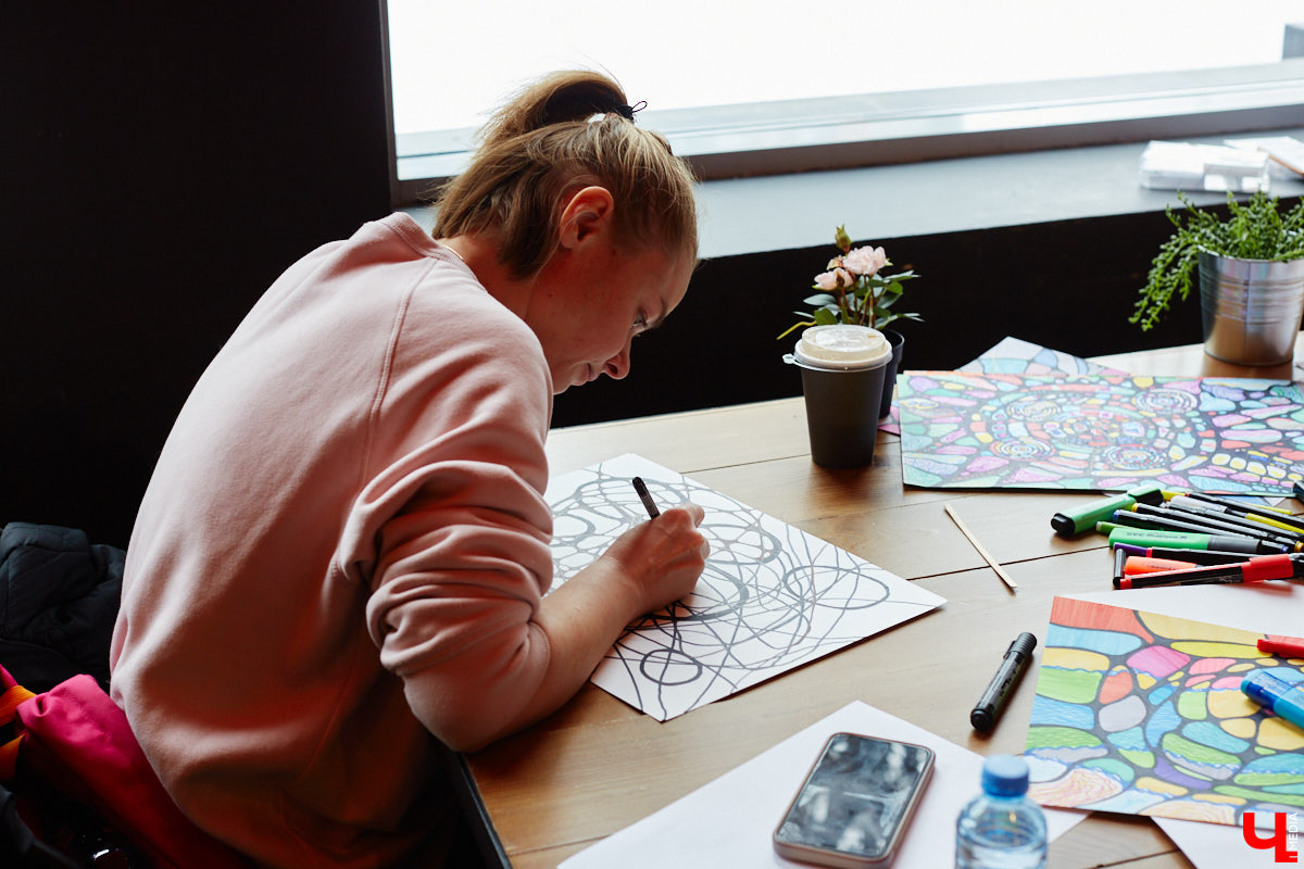 Иллюстратор книг Ширвиндта и арт-терапевт Наталья Колпакова научила заинтересованных владимирцев справляться с негативом, достигать желанных целей и договариваться со Вселенной методом нейрографики.