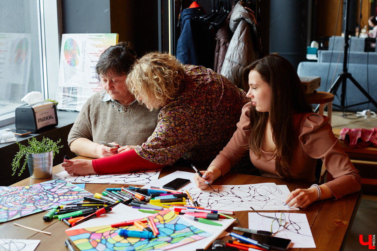 Иллюстратор книг Ширвиндта и арт-терапевт Наталья Колпакова научила заинтересованных владимирцев справляться с негативом, достигать желанных целей и договариваться со Вселенной методом нейрографики.