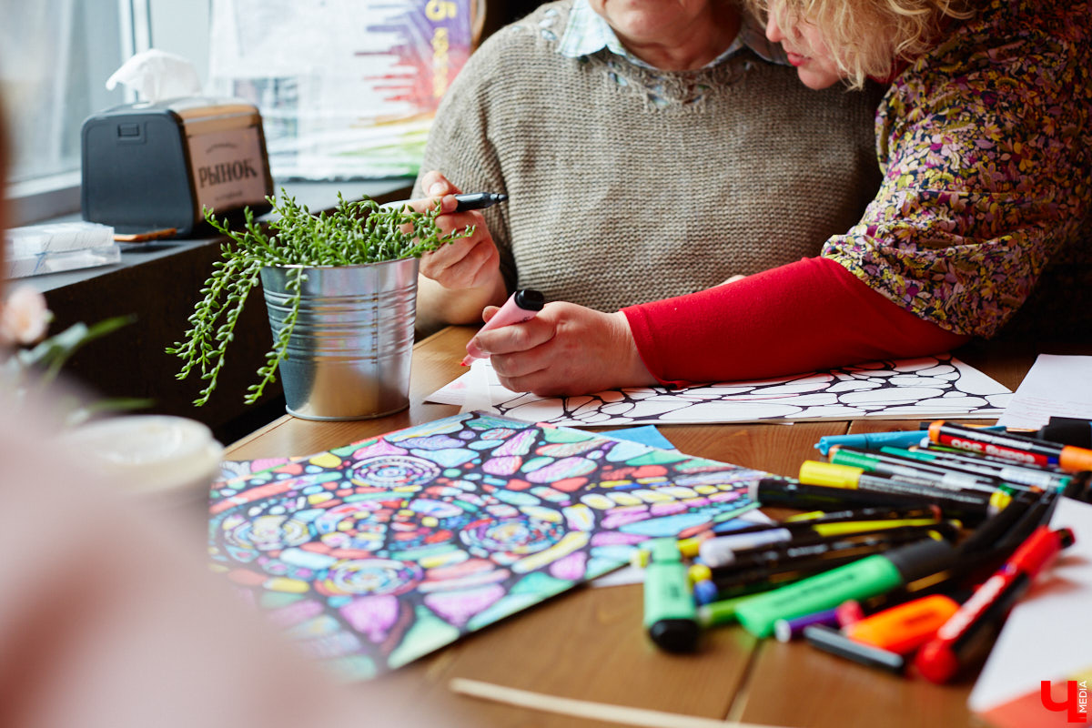 Иллюстратор книг Ширвиндта и арт-терапевт Наталья Колпакова научила заинтересованных владимирцев справляться с негативом, достигать желанных целей и договариваться со Вселенной методом нейрографики.