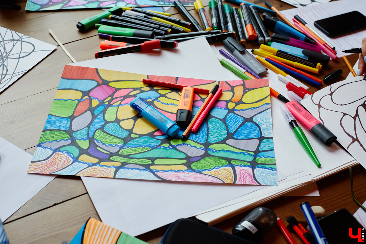 Иллюстратор книг Ширвиндта и арт-терапевт Наталья Колпакова научила заинтересованных владимирцев справляться с негативом, достигать желанных целей и договариваться со Вселенной методом нейрографики.