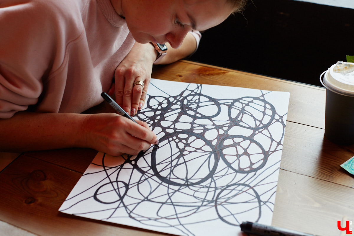 Иллюстратор книг Ширвиндта и арт-терапевт Наталья Колпакова научила заинтересованных владимирцев справляться с негативом, достигать желанных целей и договариваться со Вселенной методом нейрографики.