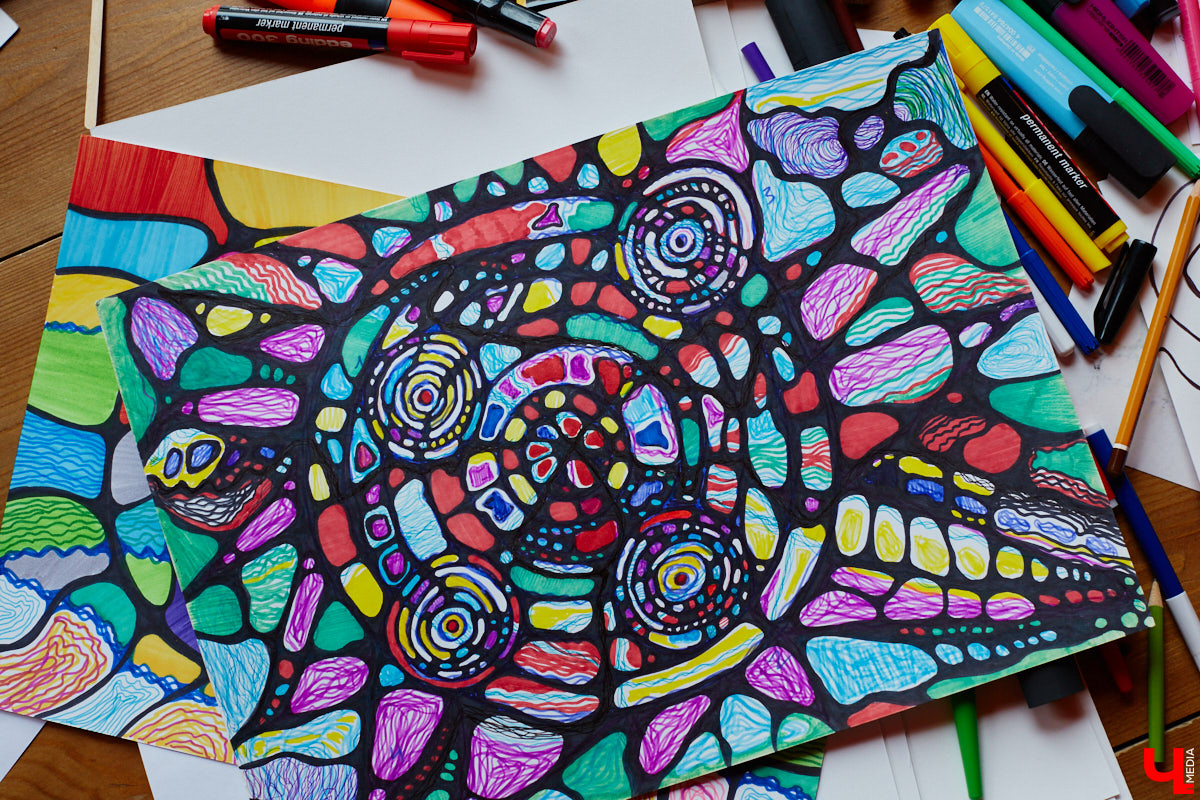 Иллюстратор книг Ширвиндта и арт-терапевт Наталья Колпакова научила заинтересованных владимирцев справляться с негативом, достигать желанных целей и договариваться со Вселенной методом нейрографики.