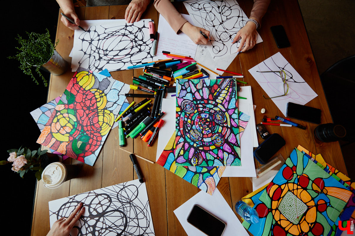 Иллюстратор книг Ширвиндта и арт-терапевт Наталья Колпакова научила заинтересованных владимирцев справляться с негативом, достигать желанных целей и договариваться со Вселенной методом нейрографики.