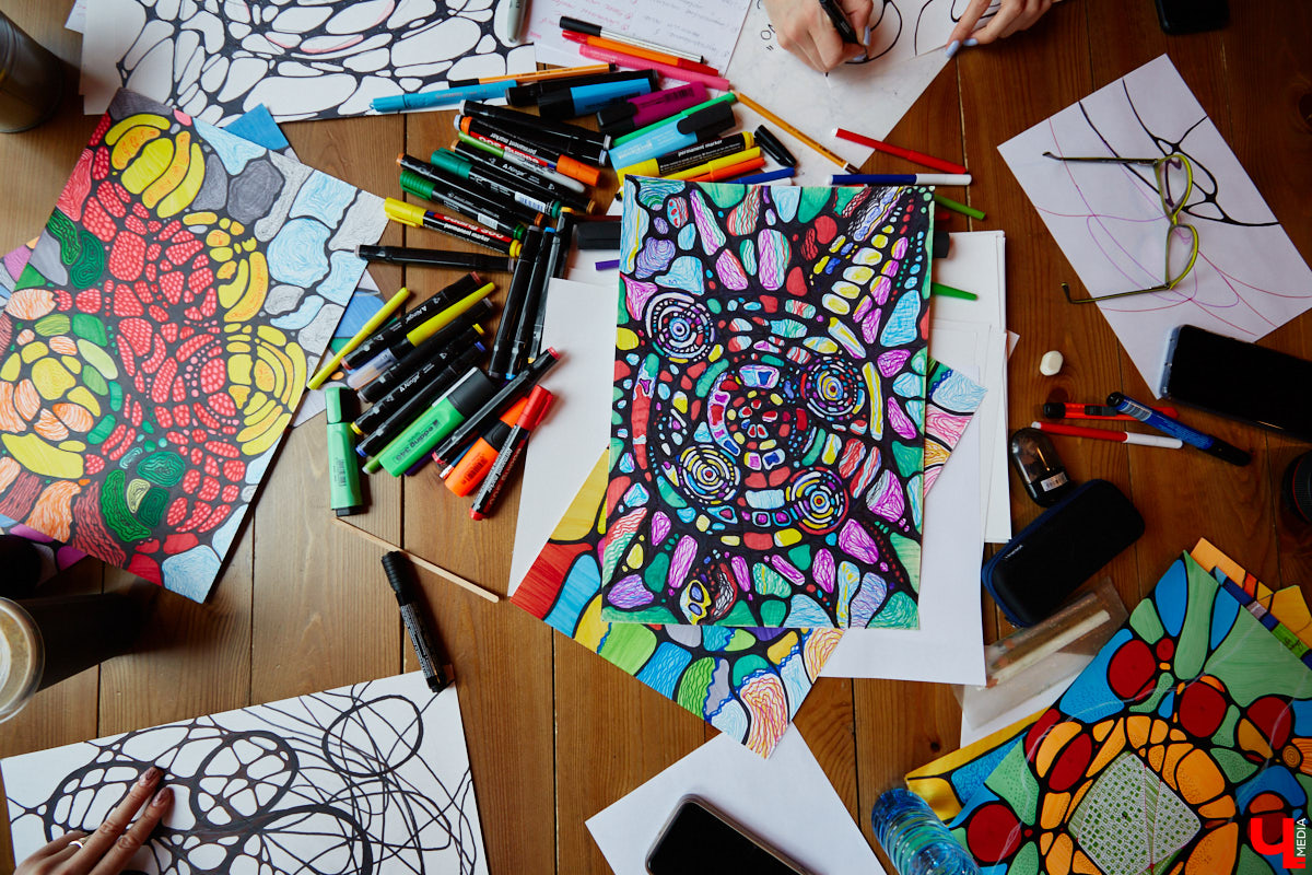 Иллюстратор книг Ширвиндта и арт-терапевт Наталья Колпакова научила заинтересованных владимирцев справляться с негативом, достигать желанных целей и договариваться со Вселенной методом нейрографики.