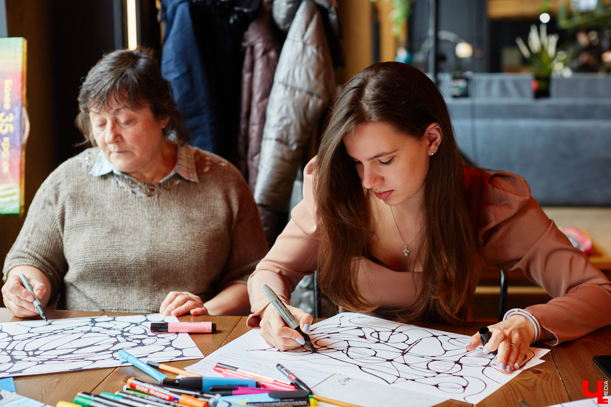 Иллюстратор книг Ширвиндта и арт-терапевт Наталья Колпакова научила заинтересованных владимирцев справляться с негативом, достигать желанных целей и договариваться со Вселенной методом нейрографики.