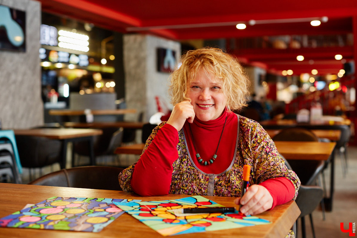 Иллюстратор книг Ширвиндта и арт-терапевт Наталья Колпакова научила заинтересованных владимирцев справляться с негативом, достигать желанных целей и договариваться со Вселенной методом нейрографики.