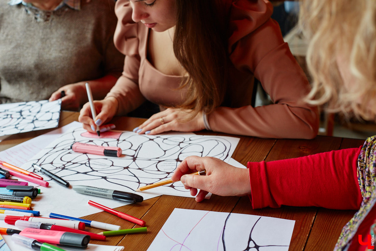 Иллюстратор книг Ширвиндта и арт-терапевт Наталья Колпакова научила заинтересованных владимирцев справляться с негативом, достигать желанных целей и договариваться со Вселенной методом нейрографики.