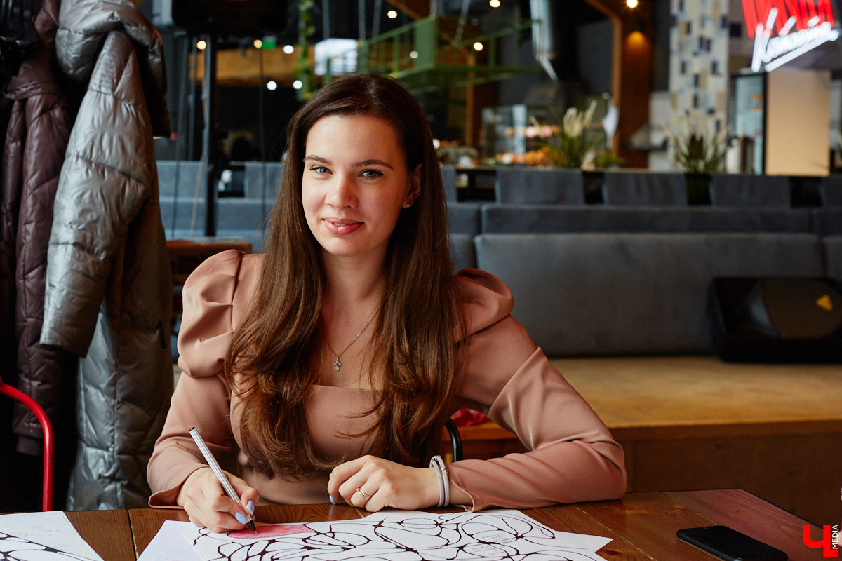 Иллюстратор книг Ширвиндта и арт-терапевт Наталья Колпакова научила заинтересованных владимирцев справляться с негативом, достигать желанных целей и договариваться со Вселенной методом нейрографики.