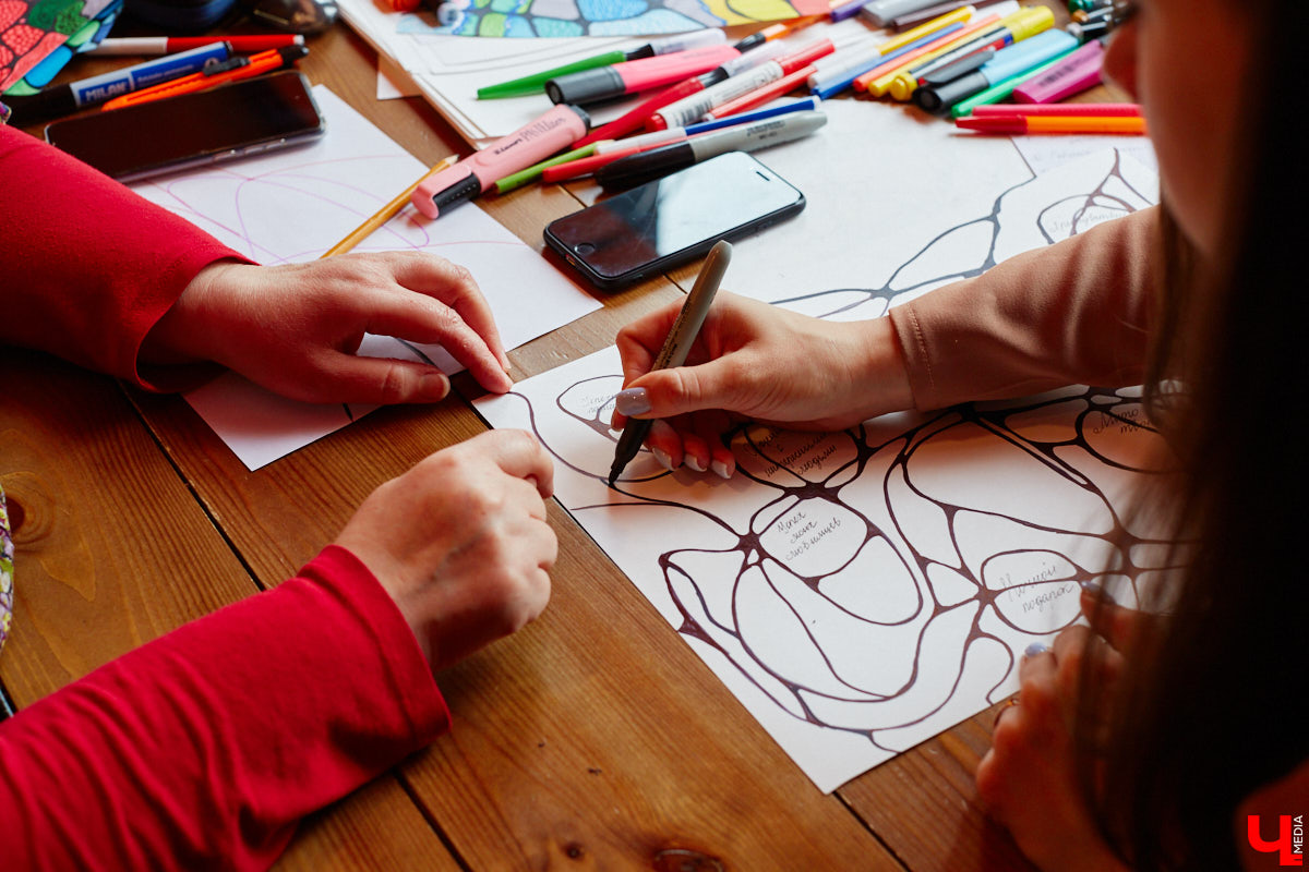 Иллюстратор книг Ширвиндта и арт-терапевт Наталья Колпакова научила заинтересованных владимирцев справляться с негативом, достигать желанных целей и договариваться со Вселенной методом нейрографики.