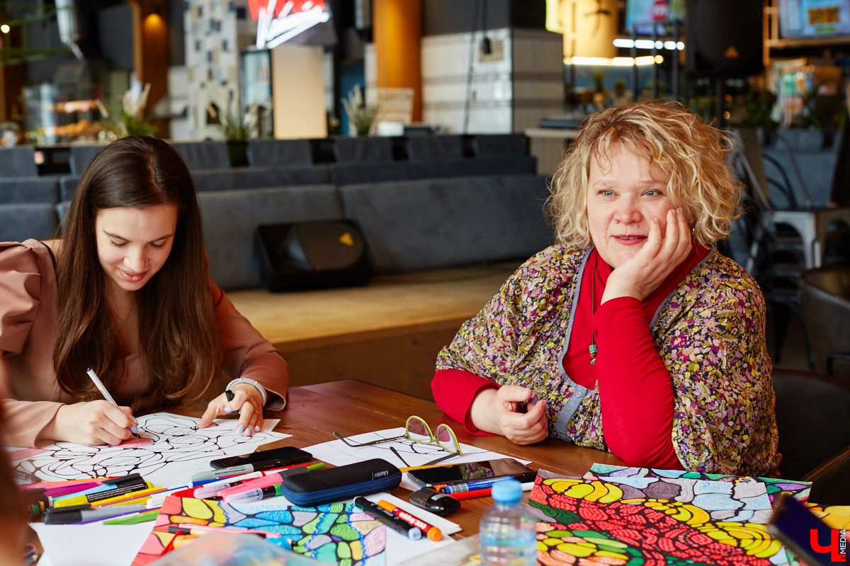 Иллюстратор книг Ширвиндта и арт-терапевт Наталья Колпакова научила заинтересованных владимирцев справляться с негативом, достигать желанных целей и договариваться со Вселенной методом нейрографики.