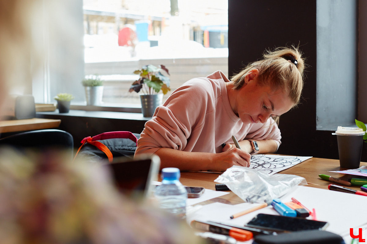 Иллюстратор книг Ширвиндта и арт-терапевт Наталья Колпакова научила заинтересованных владимирцев справляться с негативом, достигать желанных целей и договариваться со Вселенной методом нейрографики.