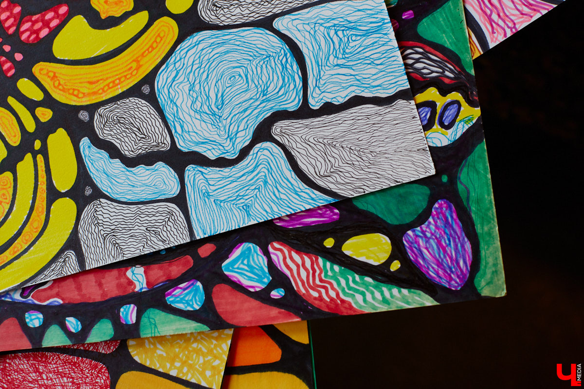 Иллюстратор книг Ширвиндта и арт-терапевт Наталья Колпакова научила заинтересованных владимирцев справляться с негативом, достигать желанных целей и договариваться со Вселенной методом нейрографики.