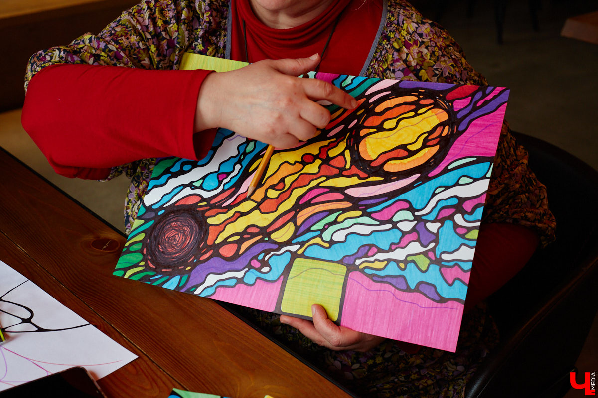 Иллюстратор книг Ширвиндта и арт-терапевт Наталья Колпакова научила заинтересованных владимирцев справляться с негативом, достигать желанных целей и договариваться со Вселенной методом нейрографики.