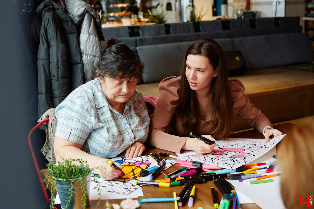 Иллюстратор книг Ширвиндта и арт-терапевт Наталья Колпакова научила заинтересованных владимирцев справляться с негативом, достигать желанных целей и договариваться со Вселенной методом нейрографики.