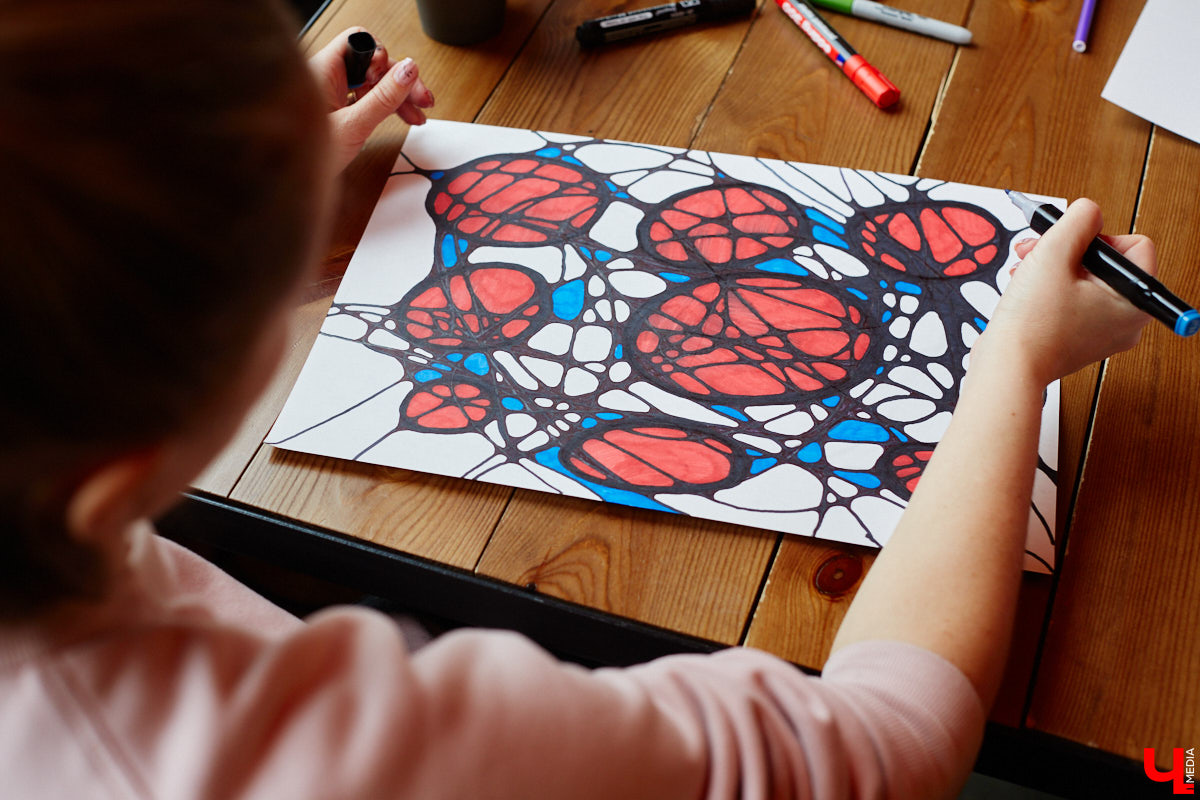 Иллюстратор книг Ширвиндта и арт-терапевт Наталья Колпакова научила заинтересованных владимирцев справляться с негативом, достигать желанных целей и договариваться со Вселенной методом нейрографики.