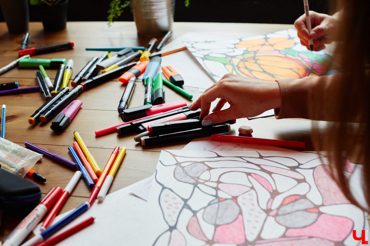 Иллюстратор книг Ширвиндта и арт-терапевт Наталья Колпакова научила заинтересованных владимирцев справляться с негативом, достигать желанных целей и договариваться со Вселенной методом нейрографики.