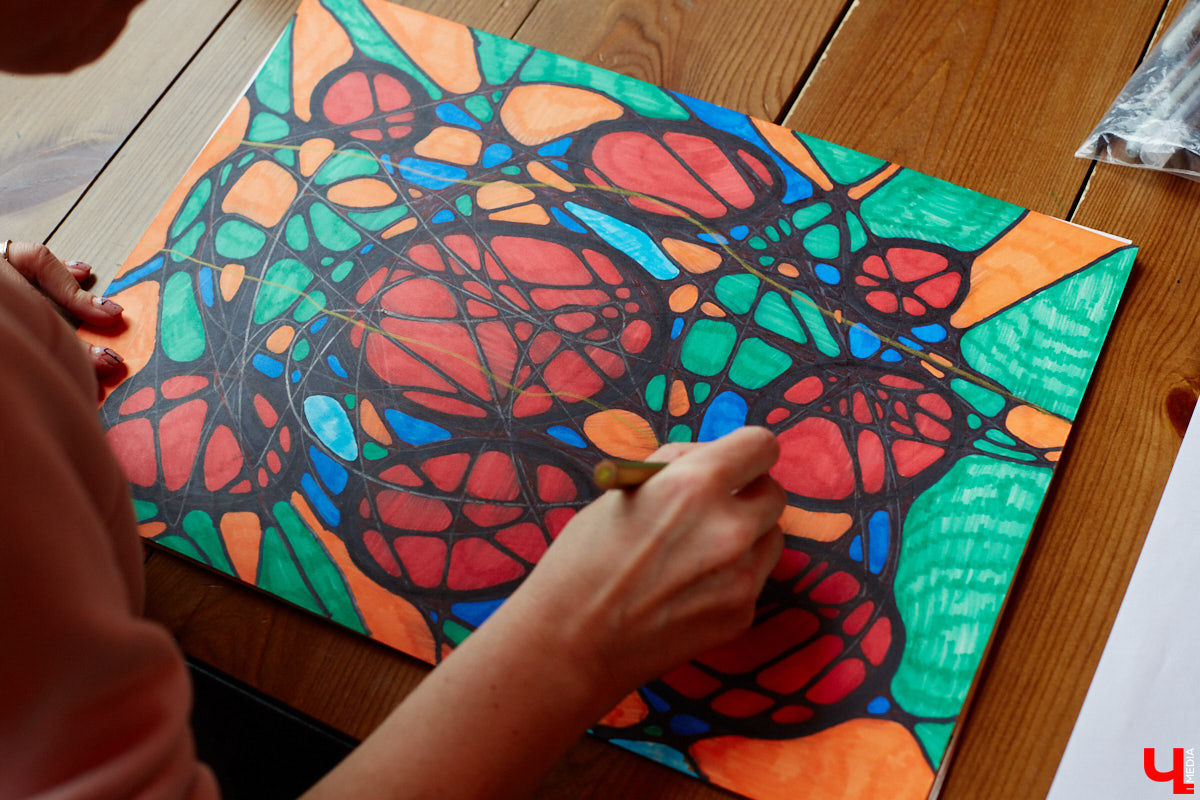 Иллюстратор книг Ширвиндта и арт-терапевт Наталья Колпакова научила заинтересованных владимирцев справляться с негативом, достигать желанных целей и договариваться со Вселенной методом нейрографики.