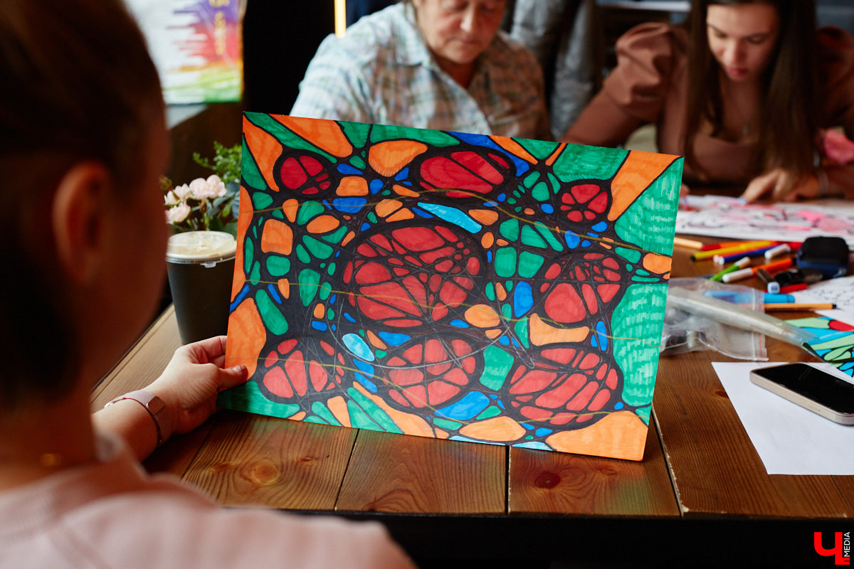 Иллюстратор книг Ширвиндта и арт-терапевт Наталья Колпакова научила заинтересованных владимирцев справляться с негативом, достигать желанных целей и договариваться со Вселенной методом нейрографики.