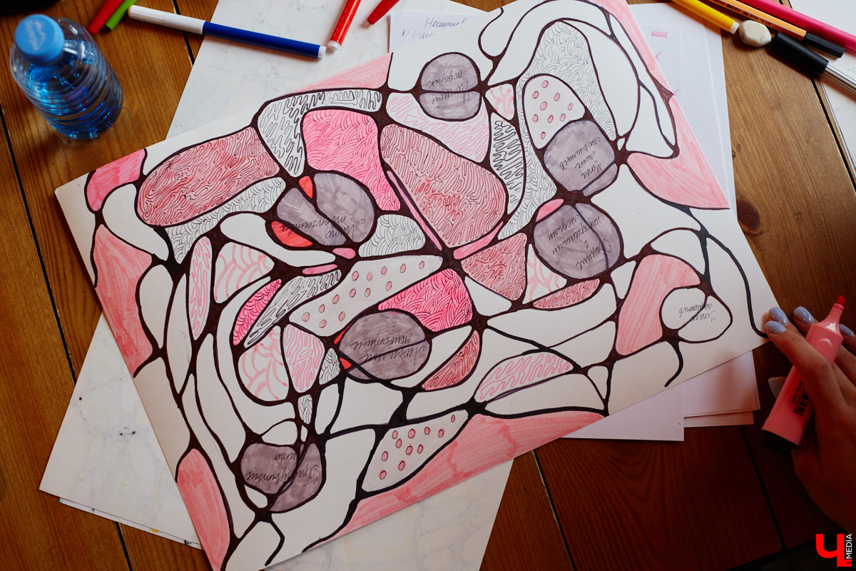 Иллюстратор книг Ширвиндта и арт-терапевт Наталья Колпакова научила заинтересованных владимирцев справляться с негативом, достигать желанных целей и договариваться со Вселенной методом нейрографики.