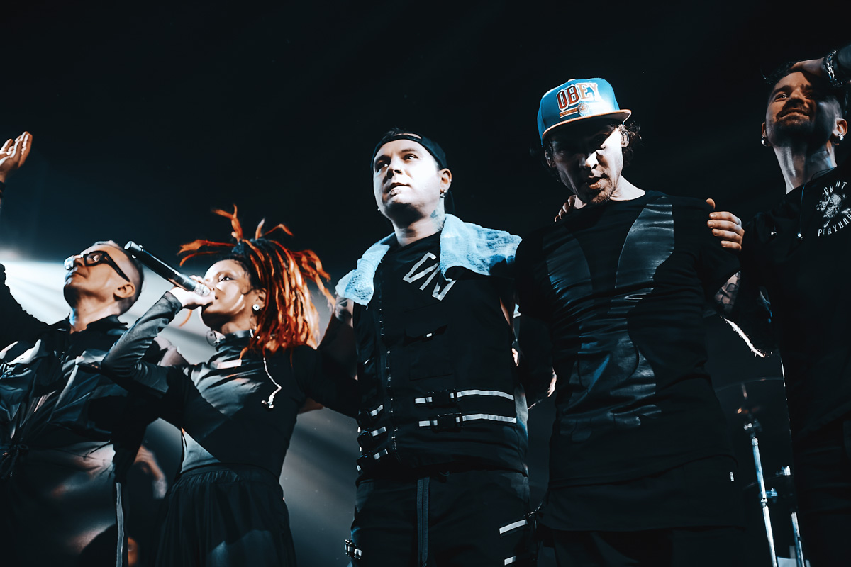 Первого апреля во Владимир с концертом приехала, пожалуй, одна из любимых в нашем городе альтернативных рок-групп «Слот». Их выступление оставило после себя сильные впечатления. «Слот» сегодня не менее злые и жёсткие, чем в эпоху расцвета российской альтернативы.