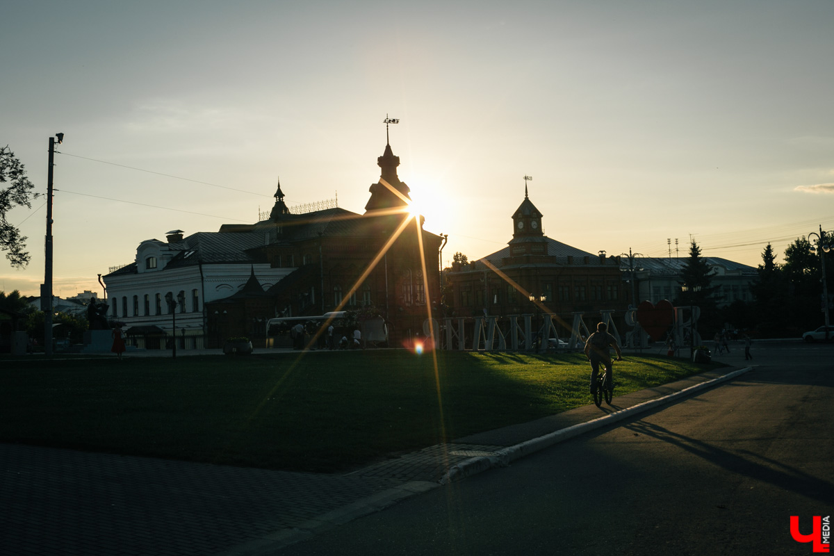 Мысль о том, что впереди майские праздники, по-настоящему греет душу. Это возможность не только отдохнуть от работы, но и сменить обстановку. Сколько дней продлятся весенние каникулы и куда можно будет поехать – вот главные вопросы, ответы на которые помогут правильно распределить время и ресурсы.