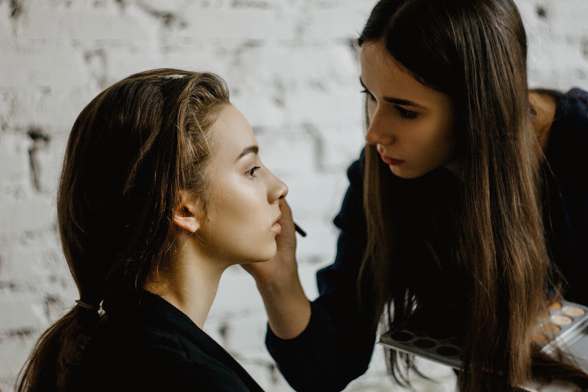 Виолетта Овинова проводит мастер-классы, создает образы для самых разных мероприятий и, конечно же, разбирается в косметике. «Ключ-Медиа» подробно расспросил визажиста о том, как обстоят дела у российской бьюти-индустрии. Ключевой вопрос: можно ли оставаться красивой, если любимые зарубежные бренды ушли с рынка или значительно подорожали?