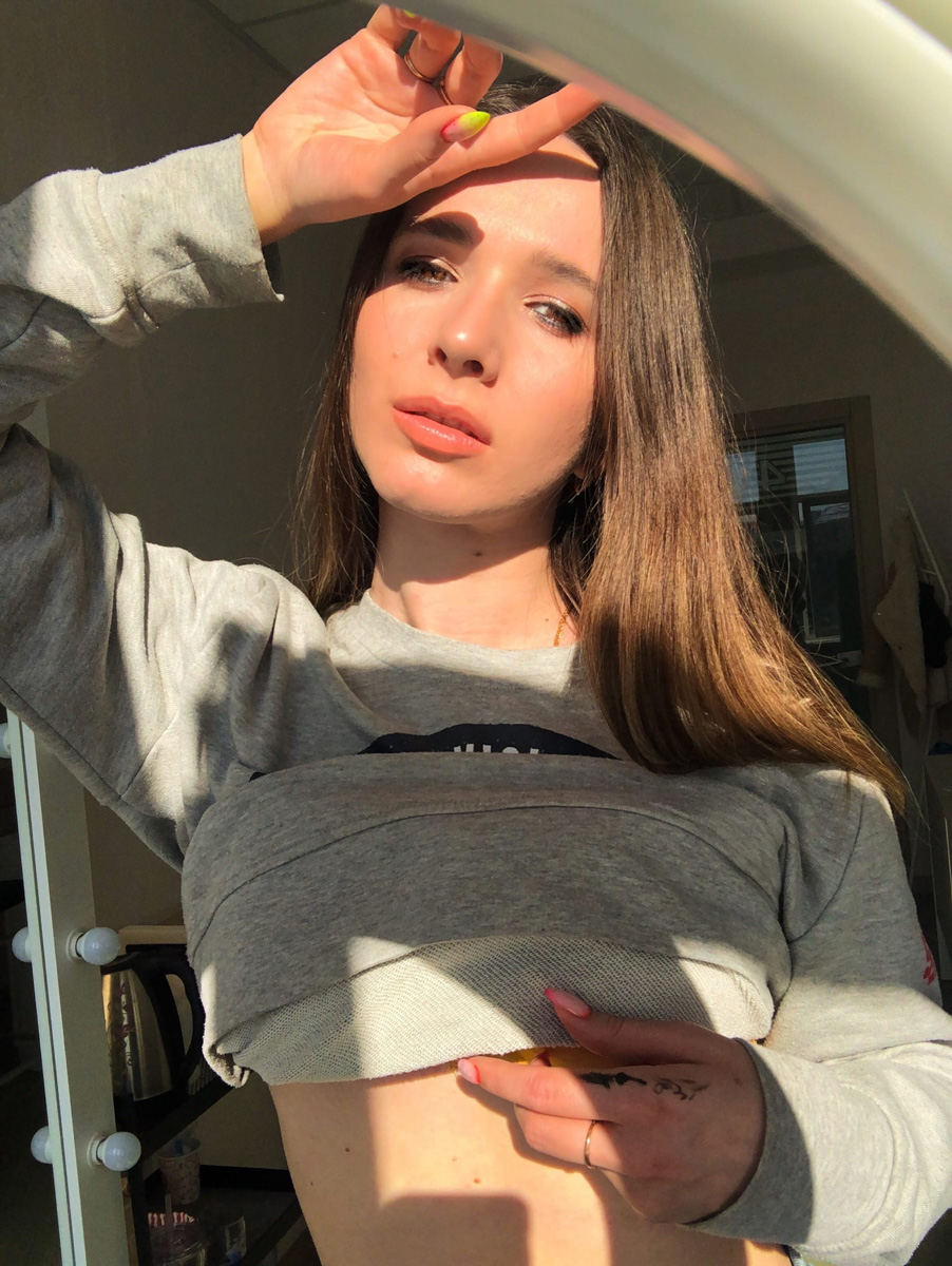 Виолетта Овинова проводит мастер-классы, создает образы для самых разных мероприятий и, конечно же, разбирается в косметике. «Ключ-Медиа» подробно расспросил визажиста о том, как обстоят дела у российской бьюти-индустрии. Ключевой вопрос: можно ли оставаться красивой, если любимые зарубежные бренды ушли с рынка или значительно подорожали?