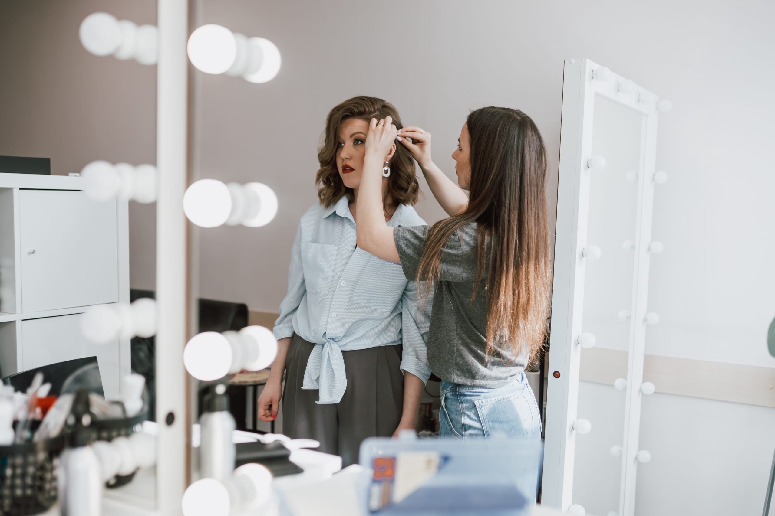 Виолетта Овинова проводит мастер-классы, создает образы для самых разных мероприятий и, конечно же, разбирается в косметике. «Ключ-Медиа» подробно расспросил визажиста о том, как обстоят дела у российской бьюти-индустрии. Ключевой вопрос: можно ли оставаться красивой, если любимые зарубежные бренды ушли с рынка или значительно подорожали?