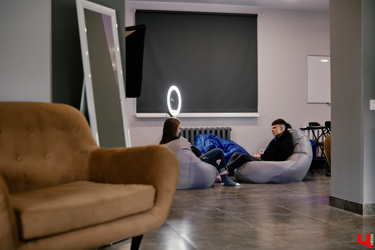 Незадолго до блокировки сервиса рэпер 4Trip залетел в TikTok с юмористическими скетчами, собрав за неделю 170 тысяч фолловеров. О веселом блогерстве, грустной музыке и проекте «без образа» владимирец рассказывает в интервью для «Ключ-Медиа».