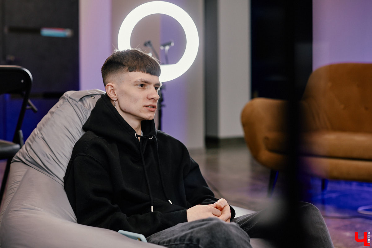 Незадолго до блокировки сервиса рэпер 4Trip залетел в TikTok с юмористическими скетчами, собрав за неделю 170 тысяч фолловеров. О веселом блогерстве, грустной музыке и проекте «без образа» владимирец рассказывает в интервью для «Ключ-Медиа».