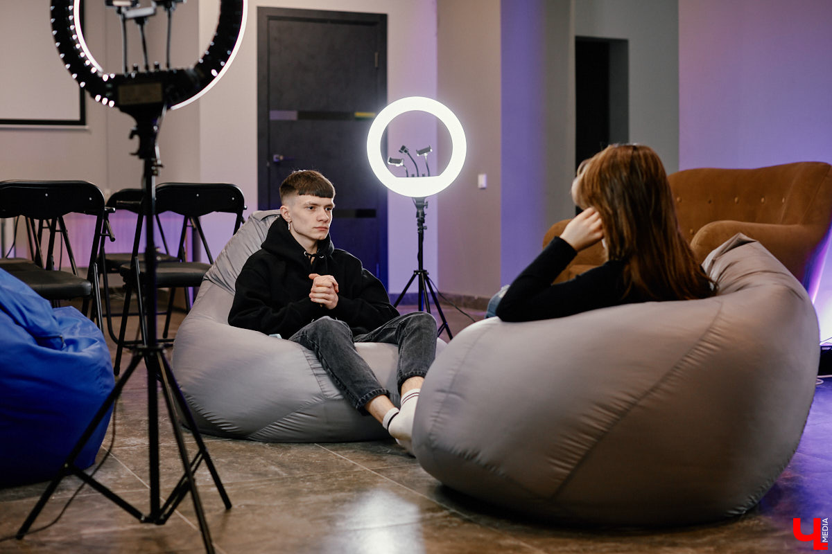 Незадолго до блокировки сервиса рэпер 4Trip залетел в TikTok с юмористическими скетчами, собрав за неделю 170 тысяч фолловеров. О веселом блогерстве, грустной музыке и проекте «без образа» владимирец рассказывает в интервью для «Ключ-Медиа».