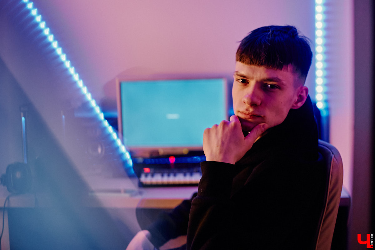 Незадолго до блокировки сервиса рэпер 4Trip залетел в TikTok с юмористическими скетчами, собрав за неделю 170 тысяч фолловеров. О веселом блогерстве, грустной музыке и проекте «без образа» владимирец рассказывает в интервью для «Ключ-Медиа».