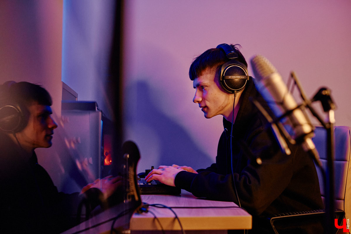 Незадолго до блокировки сервиса рэпер 4Trip залетел в TikTok с юмористическими скетчами, собрав за неделю 170 тысяч фолловеров. О веселом блогерстве, грустной музыке и проекте «без образа» владимирец рассказывает в интервью для «Ключ-Медиа».