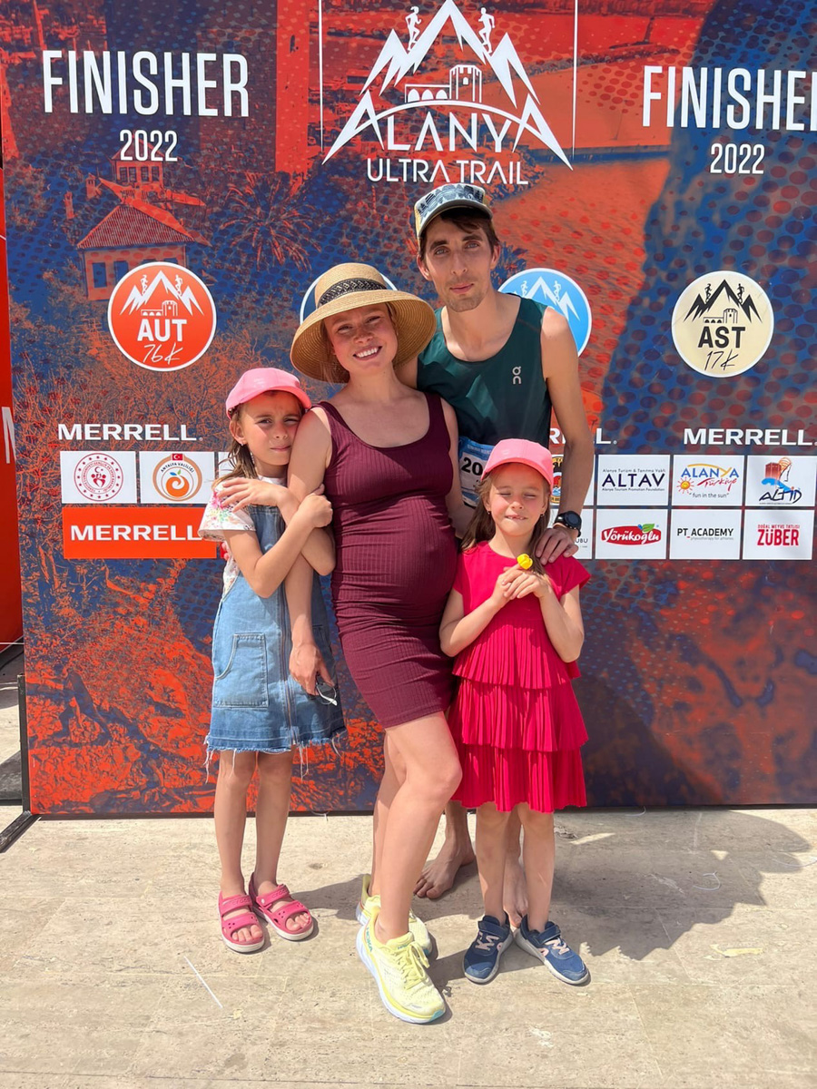 На финиш престижного забега в турецкой Аланье марафонец из Владимира Артем Куфтырев пришел первым. Но не один, а вместе со своими детьми. Нога в ногу пересекли финишную черту, втроем поднялись на пьедестал. И этот случай не единичный. Семья сопровождает Артема на всех соревнованиях и даже сборах. Вместе путешествуют по миру.