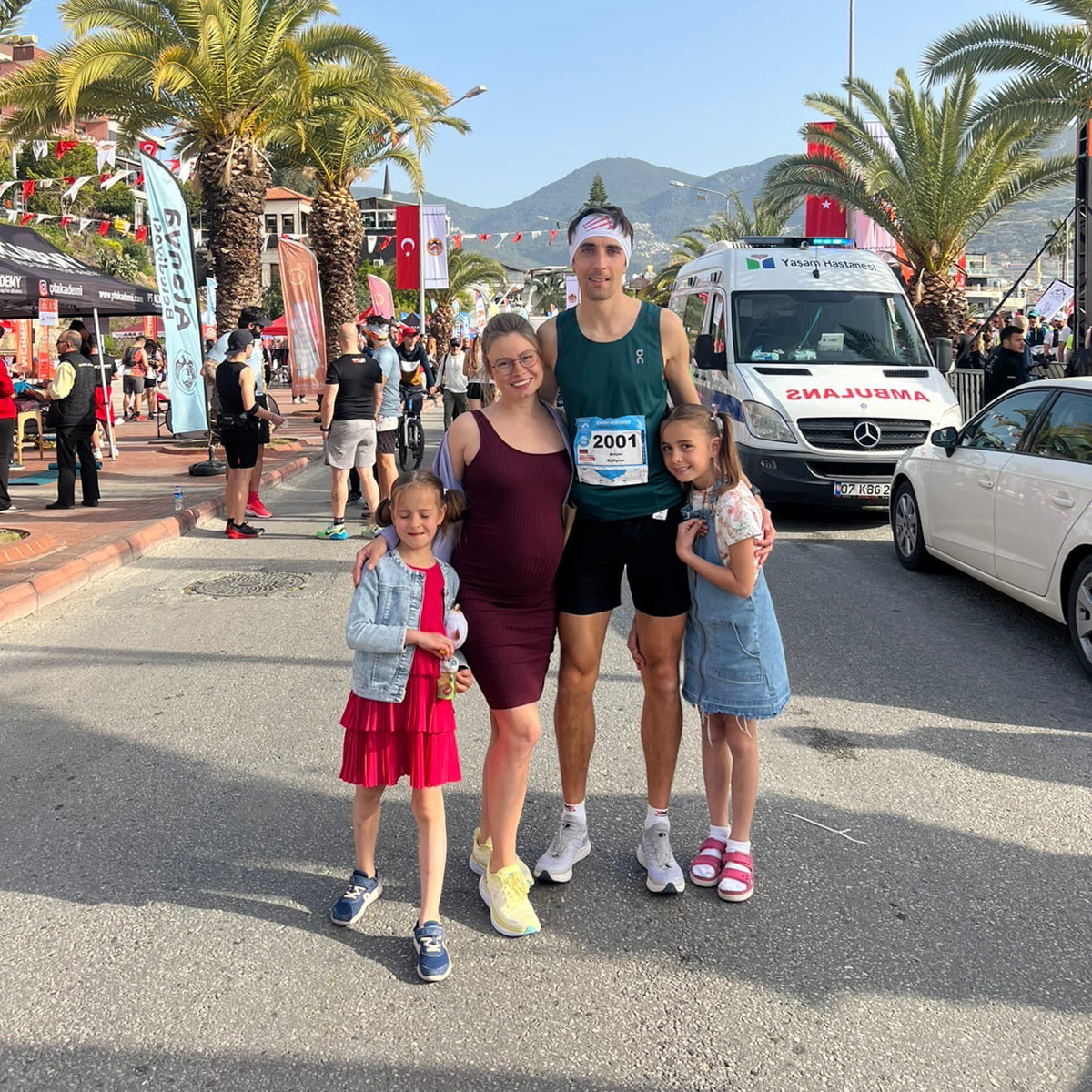 На финиш престижного забега в турецкой Аланье марафонец из Владимира Артем Куфтырев пришел первым. Но не один, а вместе со своими детьми. Нога в ногу пересекли финишную черту, втроем поднялись на пьедестал. И этот случай не единичный. Семья сопровождает Артема на всех соревнованиях и даже сборах. Вместе путешествуют по миру.