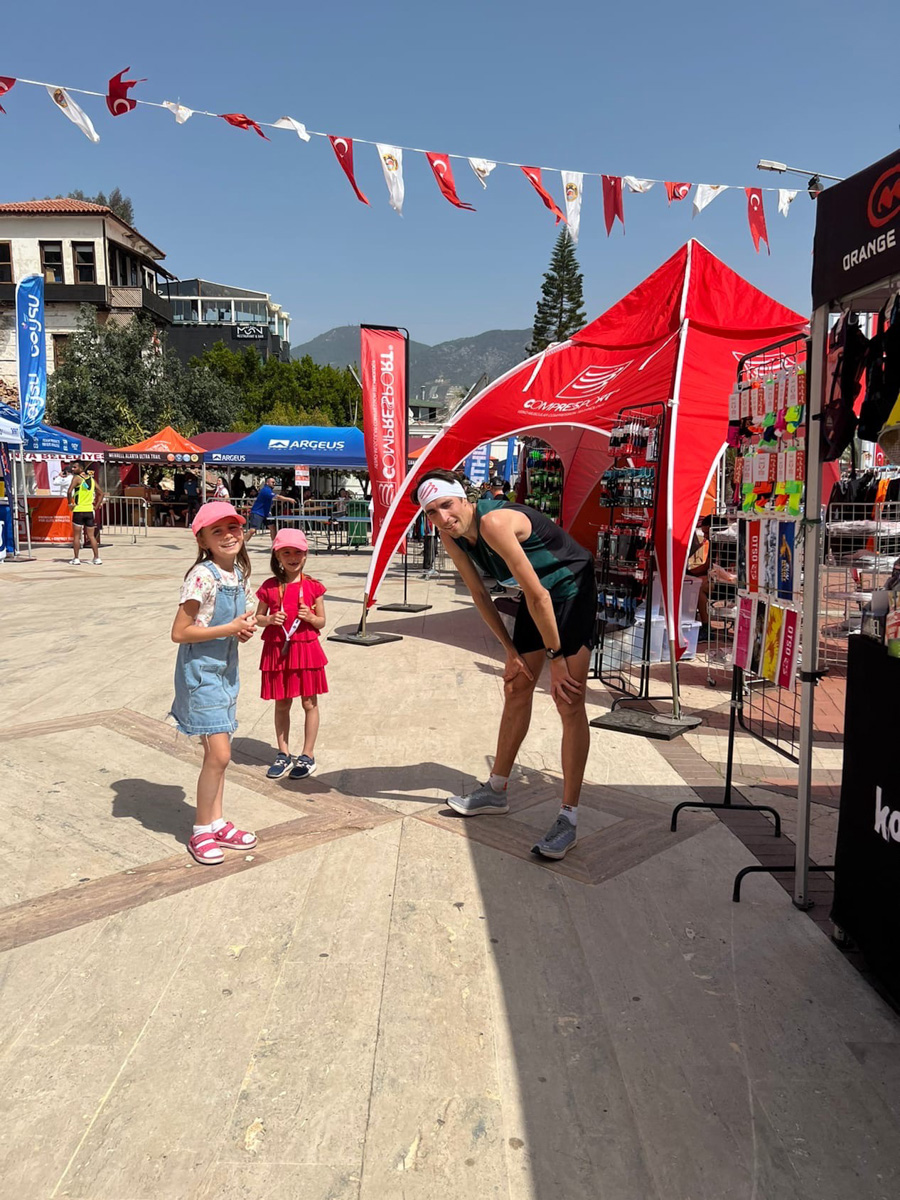 На финиш престижного забега в турецкой Аланье марафонец из Владимира Артем Куфтырев пришел первым. Но не один, а вместе со своими детьми. Нога в ногу пересекли финишную черту, втроем поднялись на пьедестал. И этот случай не единичный. Семья сопровождает Артема на всех соревнованиях и даже сборах. Вместе путешествуют по миру.