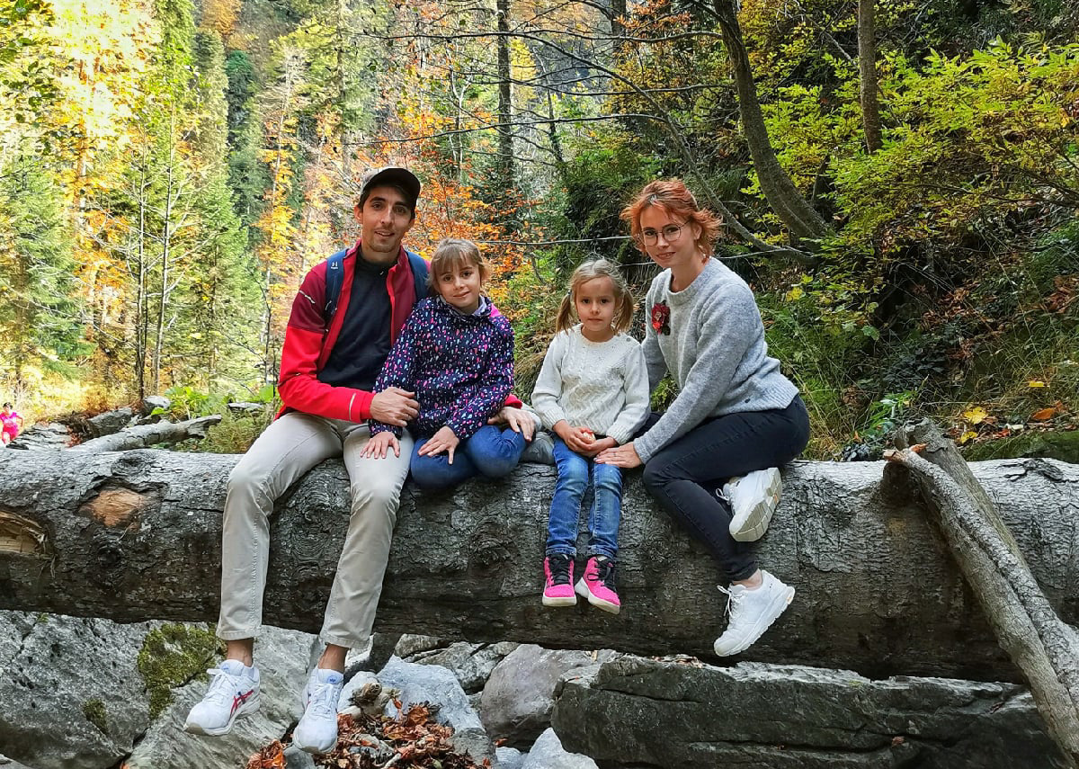 На финиш престижного забега в турецкой Аланье марафонец из Владимира Артем Куфтырев пришел первым. Но не один, а вместе со своими детьми. Нога в ногу пересекли финишную черту, втроем поднялись на пьедестал. И этот случай не единичный. Семья сопровождает Артема на всех соревнованиях и даже сборах. Вместе путешествуют по миру.