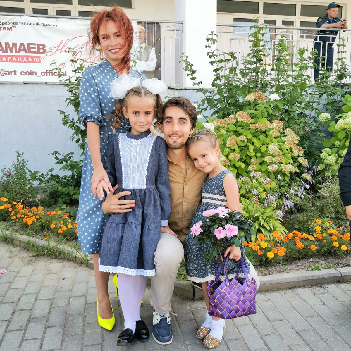 На финиш престижного забега в турецкой Аланье марафонец из Владимира Артем Куфтырев пришел первым. Но не один, а вместе со своими детьми. Нога в ногу пересекли финишную черту, втроем поднялись на пьедестал. И этот случай не единичный. Семья сопровождает Артема на всех соревнованиях и даже сборах. Вместе путешествуют по миру.