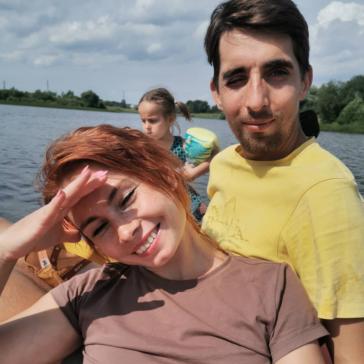 На финиш престижного забега в турецкой Аланье марафонец из Владимира Артем Куфтырев пришел первым. Но не один, а вместе со своими детьми. Нога в ногу пересекли финишную черту, втроем поднялись на пьедестал. И этот случай не единичный. Семья сопровождает Артема на всех соревнованиях и даже сборах. Вместе путешествуют по миру.