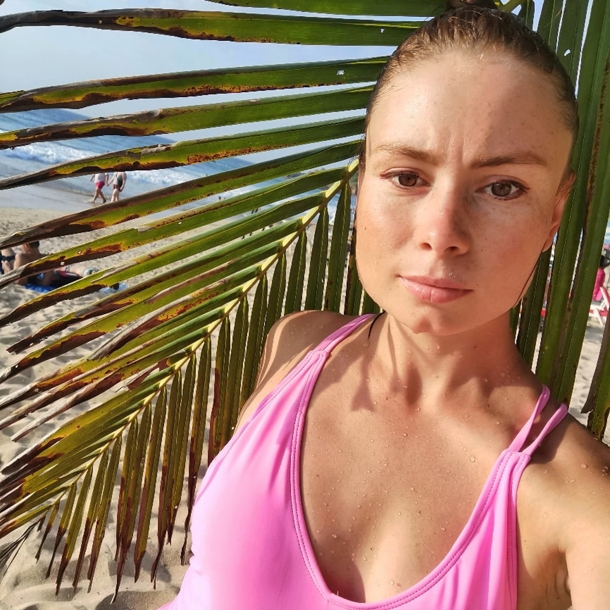 На финиш престижного забега в турецкой Аланье марафонец из Владимира Артем Куфтырев пришел первым. Но не один, а вместе со своими детьми. Нога в ногу пересекли финишную черту, втроем поднялись на пьедестал. И этот случай не единичный. Семья сопровождает Артема на всех соревнованиях и даже сборах. Вместе путешествуют по миру.