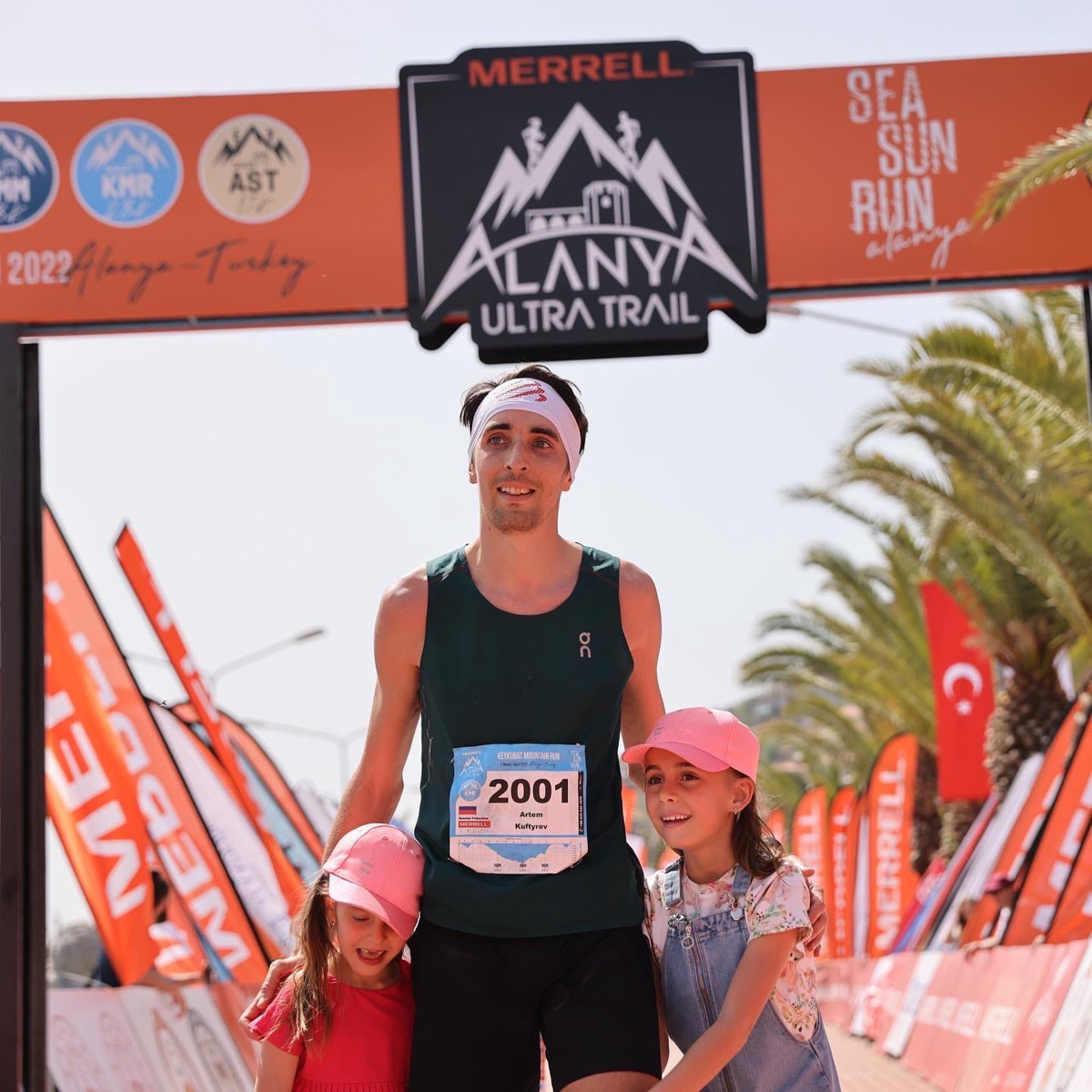 На финиш престижного забега в турецкой Аланье марафонец из Владимира Артем Куфтырев пришел первым. Но не один, а вместе со своими детьми. Нога в ногу пересекли финишную черту, втроем поднялись на пьедестал. И этот случай не единичный. Семья сопровождает Артема на всех соревнованиях и даже сборах. Вместе путешествуют по миру.