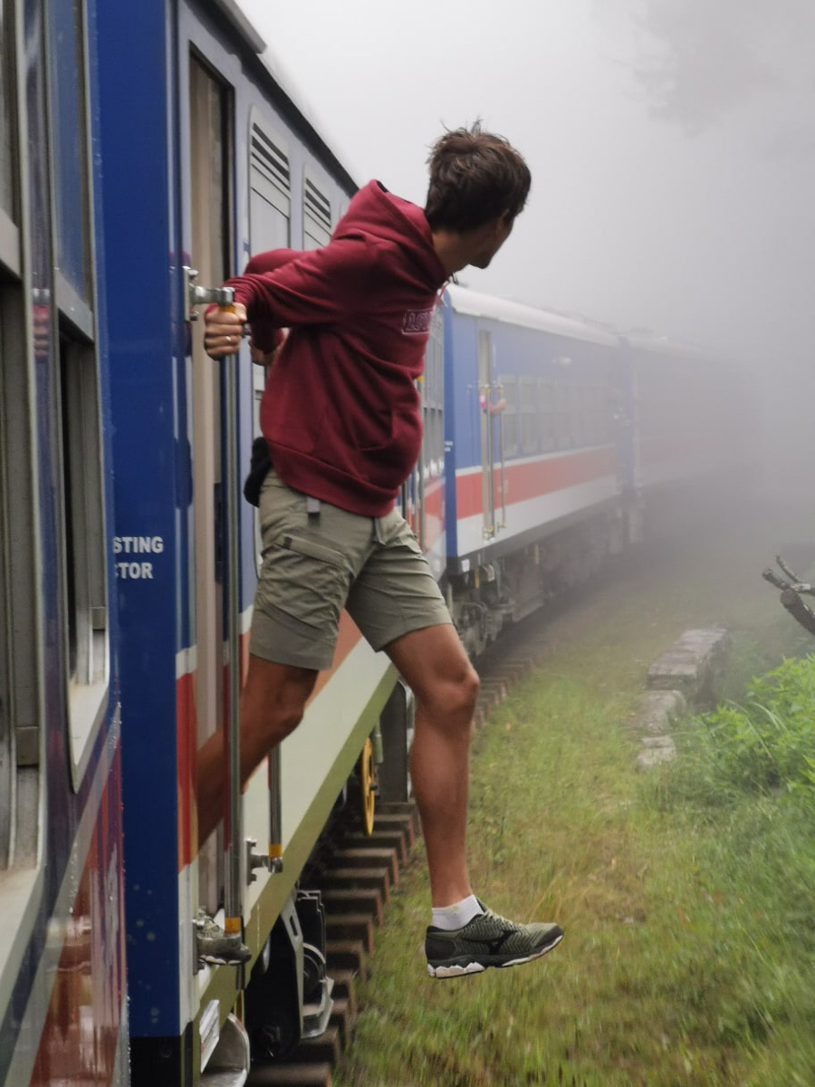 На финиш престижного забега в турецкой Аланье марафонец из Владимира Артем Куфтырев пришел первым. Но не один, а вместе со своими детьми. Нога в ногу пересекли финишную черту, втроем поднялись на пьедестал. И этот случай не единичный. Семья сопровождает Артема на всех соревнованиях и даже сборах. Вместе путешествуют по миру.