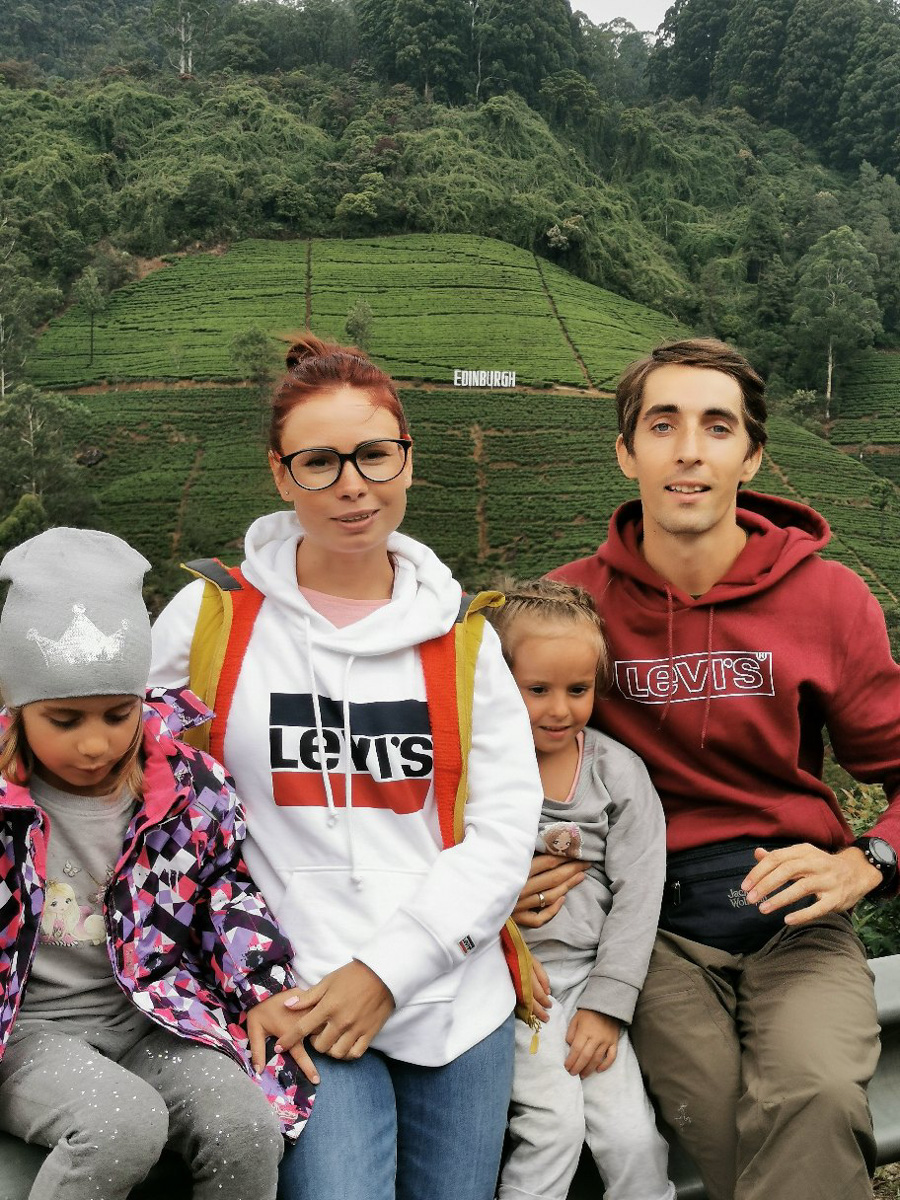 На финиш престижного забега в турецкой Аланье марафонец из Владимира Артем Куфтырев пришел первым. Но не один, а вместе со своими детьми. Нога в ногу пересекли финишную черту, втроем поднялись на пьедестал. И этот случай не единичный. Семья сопровождает Артема на всех соревнованиях и даже сборах. Вместе путешествуют по миру.