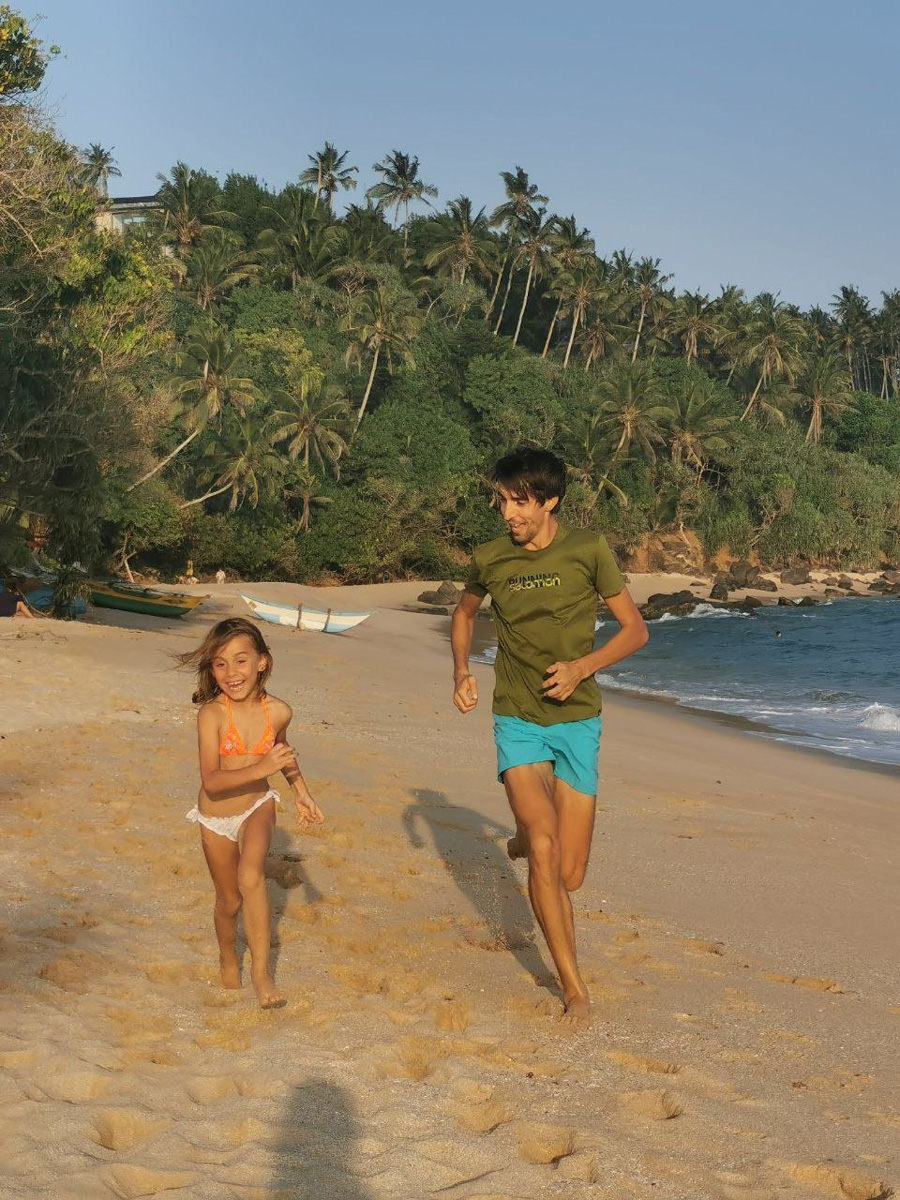 На финиш престижного забега в турецкой Аланье марафонец из Владимира Артем Куфтырев пришел первым. Но не один, а вместе со своими детьми. Нога в ногу пересекли финишную черту, втроем поднялись на пьедестал. И этот случай не единичный. Семья сопровождает Артема на всех соревнованиях и даже сборах. Вместе путешествуют по миру.