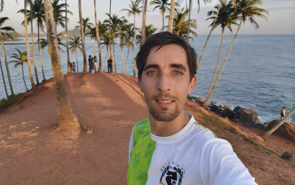 На финиш престижного забега в турецкой Аланье марафонец из Владимира Артем Куфтырев пришел первым. Но не один, а вместе со своими детьми. Нога в ногу пересекли финишную черту, втроем поднялись на пьедестал. И этот случай не единичный. Семья сопровождает Артема на всех соревнованиях и даже сборах. Вместе путешествуют по миру.