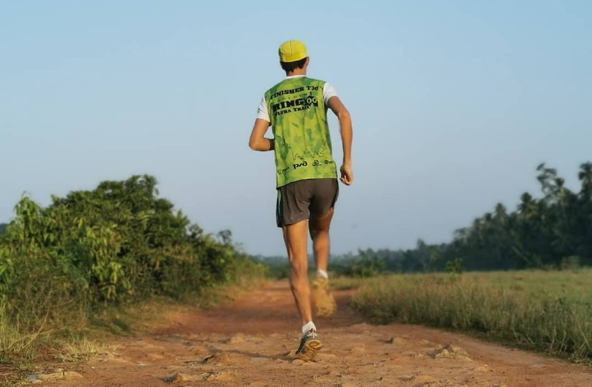 На финиш престижного забега в турецкой Аланье марафонец из Владимира Артем Куфтырев пришел первым. Но не один, а вместе со своими детьми. Нога в ногу пересекли финишную черту, втроем поднялись на пьедестал. И этот случай не единичный. Семья сопровождает Артема на всех соревнованиях и даже сборах. Вместе путешествуют по миру.