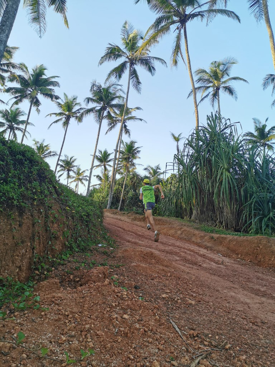 На финиш престижного забега в турецкой Аланье марафонец из Владимира Артем Куфтырев пришел первым. Но не один, а вместе со своими детьми. Нога в ногу пересекли финишную черту, втроем поднялись на пьедестал. И этот случай не единичный. Семья сопровождает Артема на всех соревнованиях и даже сборах. Вместе путешествуют по миру.