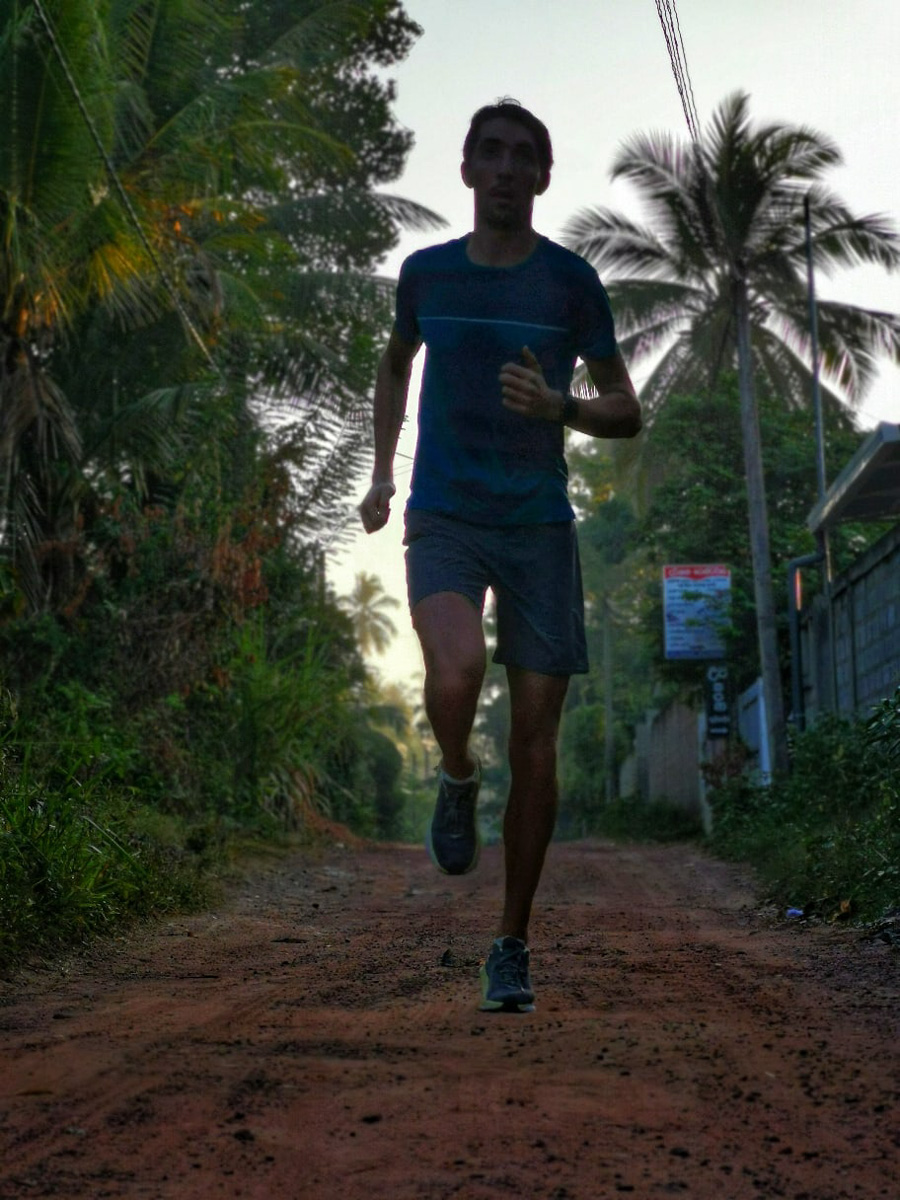 На финиш престижного забега в турецкой Аланье марафонец из Владимира Артем Куфтырев пришел первым. Но не один, а вместе со своими детьми. Нога в ногу пересекли финишную черту, втроем поднялись на пьедестал. И этот случай не единичный. Семья сопровождает Артема на всех соревнованиях и даже сборах. Вместе путешествуют по миру.