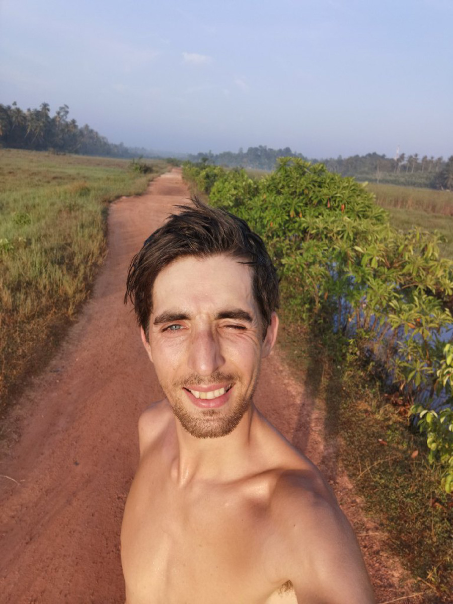 На финиш престижного забега в турецкой Аланье марафонец из Владимира Артем Куфтырев пришел первым. Но не один, а вместе со своими детьми. Нога в ногу пересекли финишную черту, втроем поднялись на пьедестал. И этот случай не единичный. Семья сопровождает Артема на всех соревнованиях и даже сборах. Вместе путешествуют по миру.