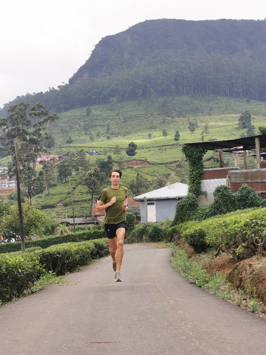 На финиш престижного забега в турецкой Аланье марафонец из Владимира Артем Куфтырев пришел первым. Но не один, а вместе со своими детьми. Нога в ногу пересекли финишную черту, втроем поднялись на пьедестал. И этот случай не единичный. Семья сопровождает Артема на всех соревнованиях и даже сборах. Вместе путешествуют по миру.